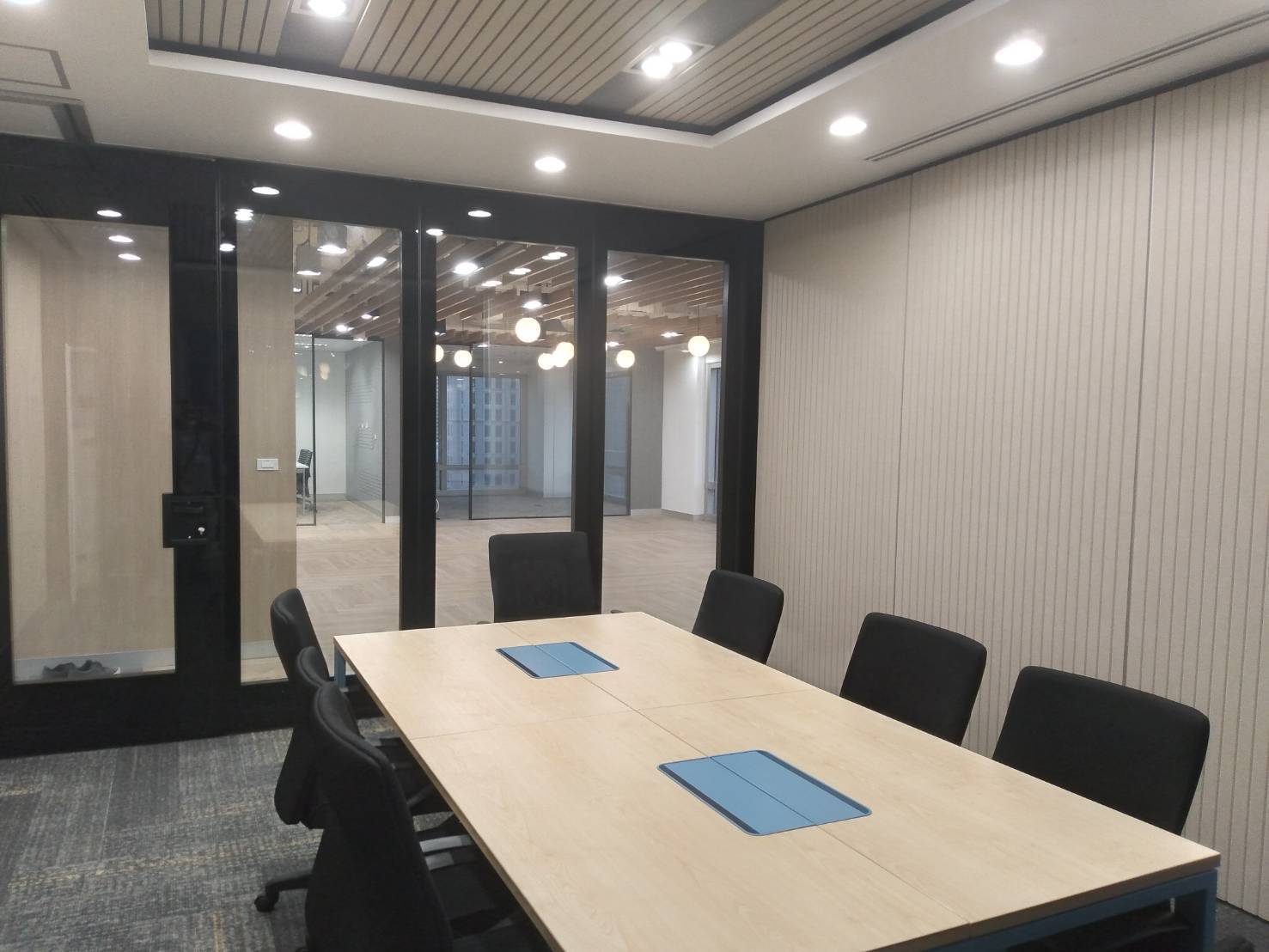 เลือกผนังกั้นห้องประชุมอย่างไร ให้แบ่งพื้นที่ได้และเสียงไม่รบกวนกัน