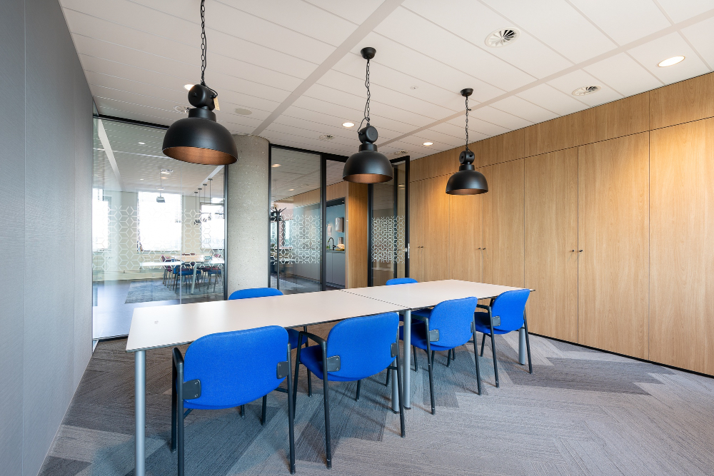 การออกแบบห้องประชุมควรวางแนวผนังกั้นห้องควบคู่กับเส้นทางสัญจรภายในพื้นที่ 